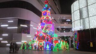 巨大なクリスマスツリーが飾られていました