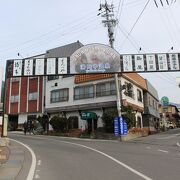 入口の「旧湯田中駅舎」と風情ある「かえで通り」