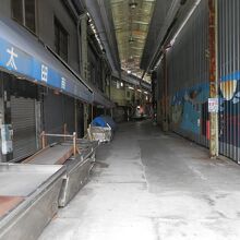 アーケードも短く商店街も短く…