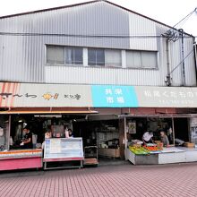 通りに面した店だけに成りました