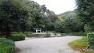 1Kmくらいのところに朱雀天皇の父にあたる醍醐天皇陵があります