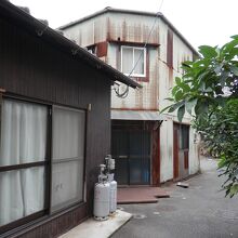 中川町７の路地へ入ればバラック建築