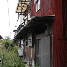 凄まじいバラック建てが迫る