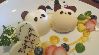 いつものハヤシライスに加えて、ふたごパンダ観覧記念に双子パンダデザートも食べました