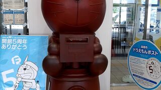 高岡駅構内の赤いドラちゃん