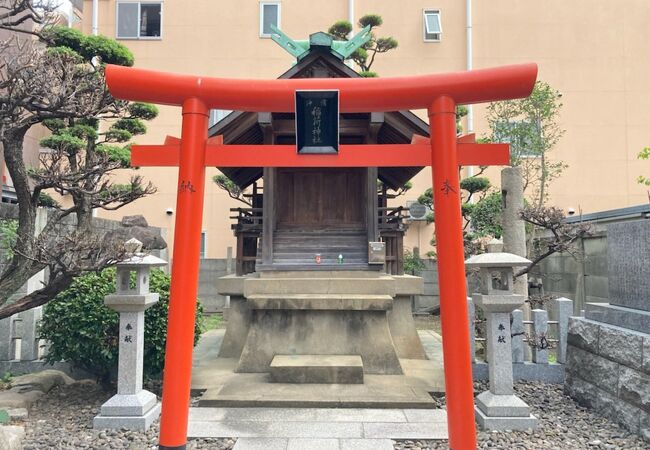 小さな境内の神社