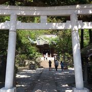 江ノ電線路わきに鎮座している神社