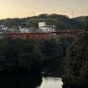 必見の建築物があります