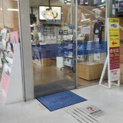 駅の中にあります。