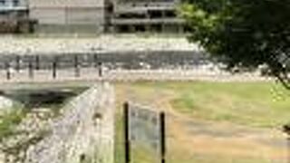 温泉街を流れています。