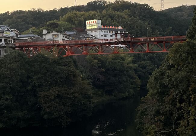 必見の建築物があります