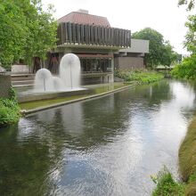 エイボン川を隔ててシティーホール建物や噴水も見られる公園です