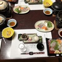 夕食は部屋でいただきました。この後にも追加料理がたくさん。