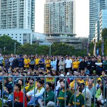 試合開始6時頃には既に満員で会場に入れません。