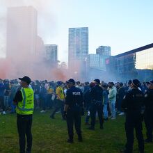 会場外の真横の場所をなんとか確保。内は警察が沢山警備中。