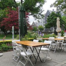 お店すぐ脇のローレストン・アベニューを通る車も見える位置