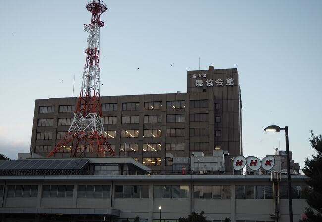 電波塔があり離れた場所からもわかる