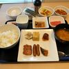 部屋は狭いが朝食はがんばっている様子。大型バイクの駐車には困らない