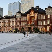 東京駅の赤レンガ駅舎が良く見渡せます