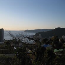 部屋から望む熱海城