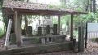 境内に吉四六さんのお墓がありました。