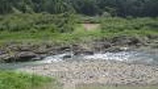 岩が折り重なっていました。