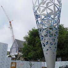 …聖杯をモチーフにしたオブジェや…、