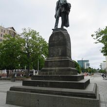 …初代市長のジョン・ロバート・ゴドレイ像が。その足元には…、