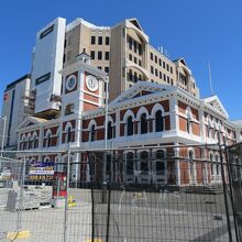 広場西側の旧郵便局前はイベント用施設になる予定。