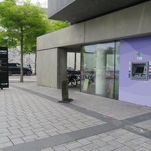 広場北側には、すでに中央図書館や…、