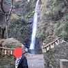 坂道を登ります