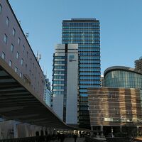 川崎駅から見たホテル、左側はホテルメッツ