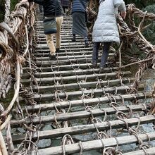 皆、おそるおそる歩きます