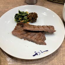 セットメニューには焼き牛タンが。