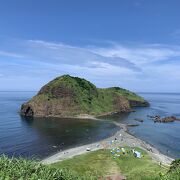 並んだ亀に見える”沖の島”と”磯の島”