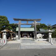 敷地内には佐嘉神社の他にも？