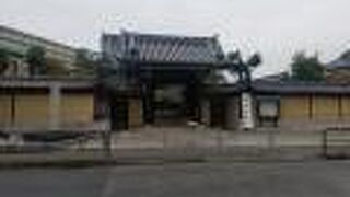 本堂への視界を遮るように横に枝を伸ばす松が見事