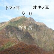 紅葉が広がる山麓の上に聳える谷川岳は絶景です！