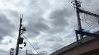 高架下にありました