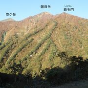 紅葉のすそ野に聳える朝日岳は輝いていました。