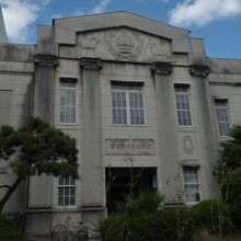 別角度から見ると違う建物のよう