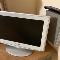 テレビはPCモニターサイズ。横のボックスは有料チャンネル用