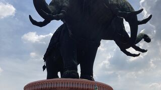 ３つの頭を持つ巨大な象のあるミュージアム