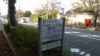 仁徳天皇陵の脇を通っています