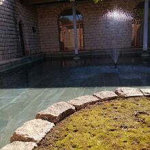 美しい池があります。