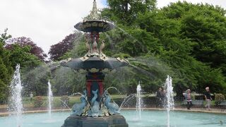 広大なハグレー公園の一画を占める植物園で、見どころあれこれ。