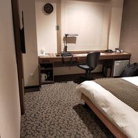 シングルルームにしては広く隣の部屋の音も気になりませんでした