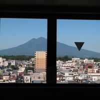 廊下の窓から岩木山が望めます