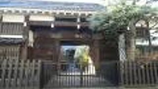 山門の立派さに圧倒されます