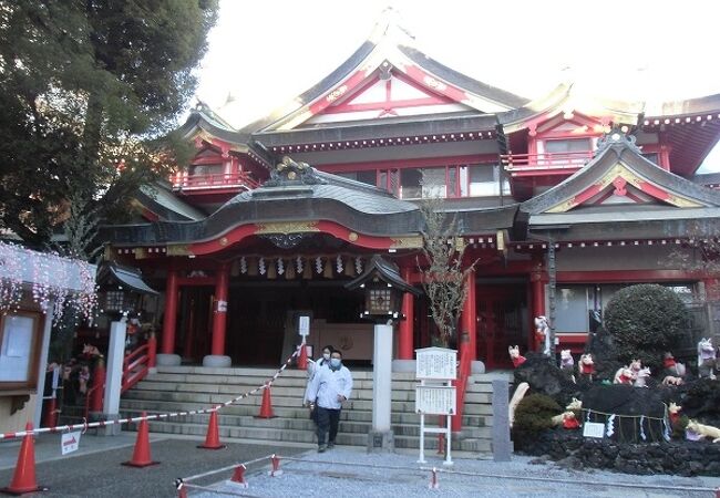 模型のような社内社、たくさんのキツネと、派手な境内の神社